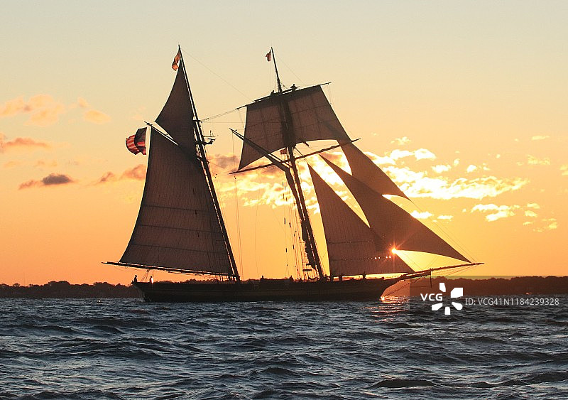 日出扬帆图片素材