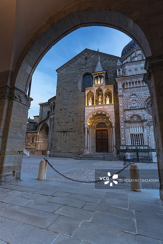 贝加莫主教座堂广场的科莱奥尼礼拜堂图片素材