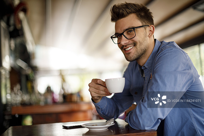 年轻男子在咖啡馆喝咖啡图片素材