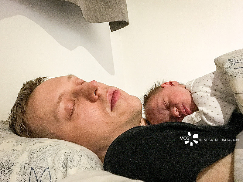 父女睡前亲子时光图片素材