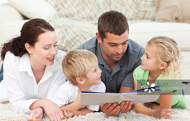 一家人看地板上的书图片素材