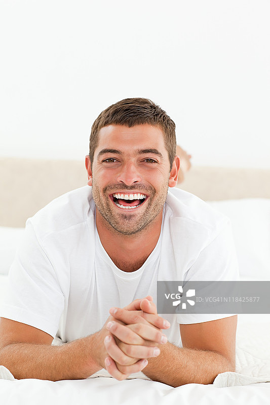 一张在卧室里放松的快乐男人的肖像图片素材