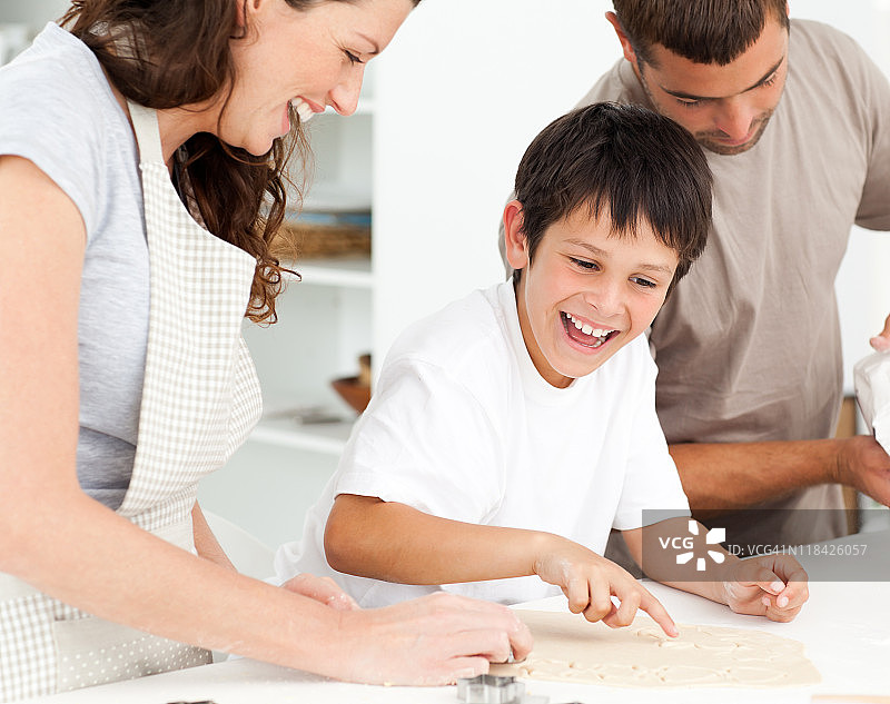 快乐的一家人一起准备饼干，其乐融融图片素材