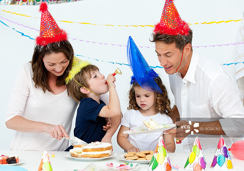 漂亮的妈妈为家人分生日蛋糕图片素材