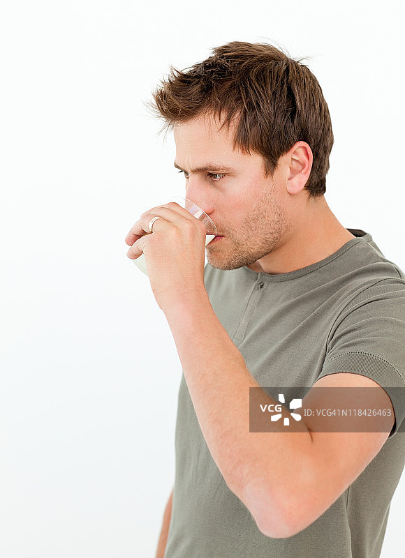 帅气男人在厨房里喝牛奶图片素材