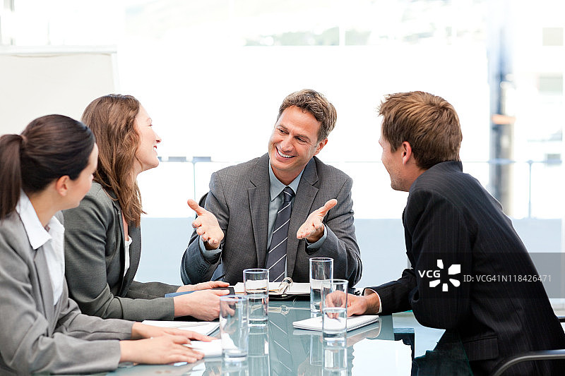 在会议上一起欢笑的快乐团队图片素材