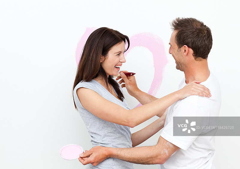 画完爱心后快乐的女人拥抱她的男朋友图片素材