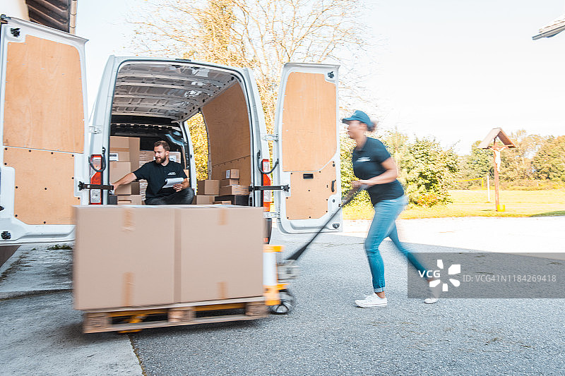 一小群人卸载货车图片素材