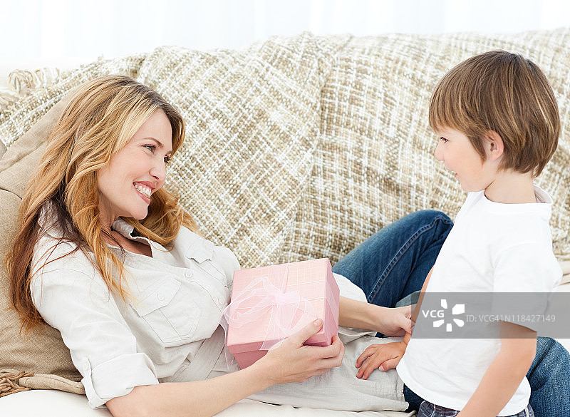 母亲给儿子送礼物图片素材