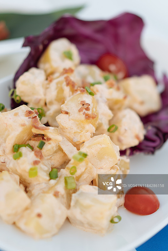 土豆沙拉配小番茄和紫甘蓝图片素材