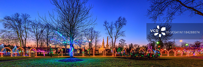 美国俄亥俄州特温斯堡公共广场上的圣诞灯节图片素材