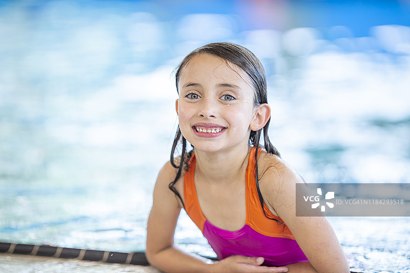 游泳课上的金发女孩图片素材