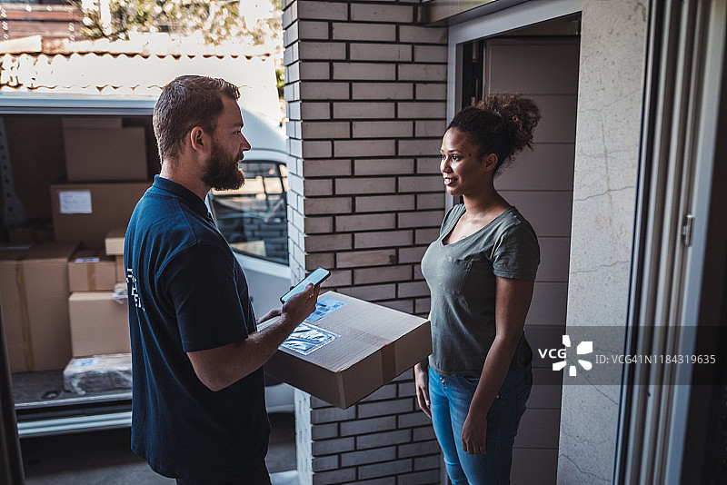 给顾客送包裹的男人图片素材