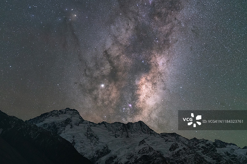 新西兰库克山国家公园塔斯曼山谷的银河图片素材