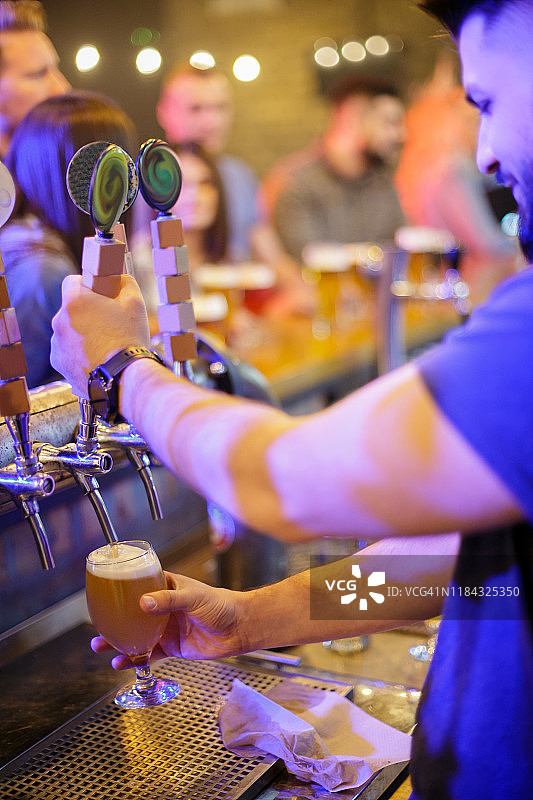 拉动水龙头倒一杯精酿啤酒图片素材