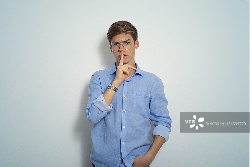 年轻男人的面部表情图片素材