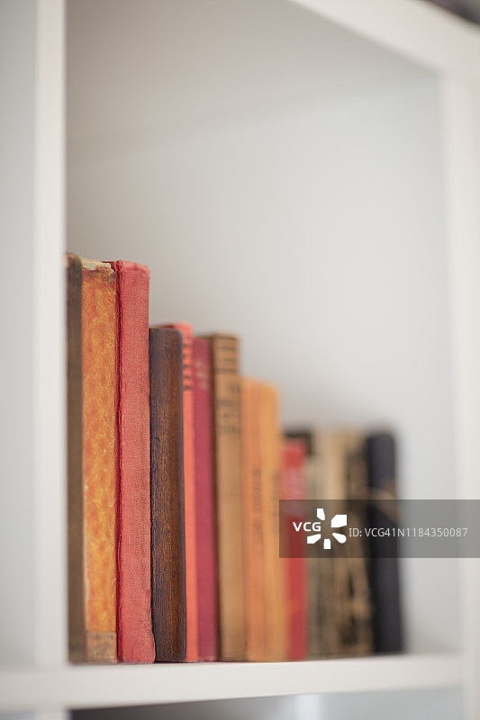 白色书架上的一排旧书图片素材
