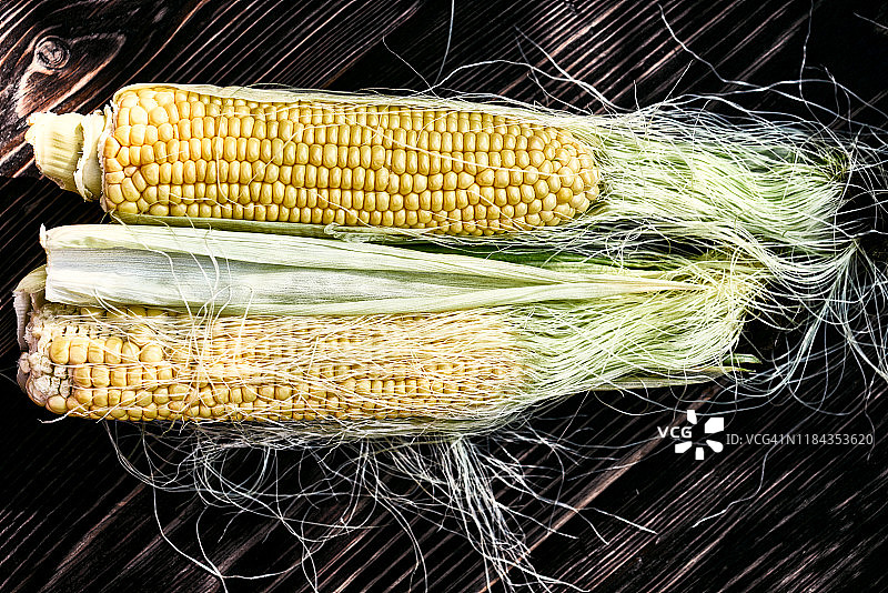 木桌上的新鲜玉米图片素材