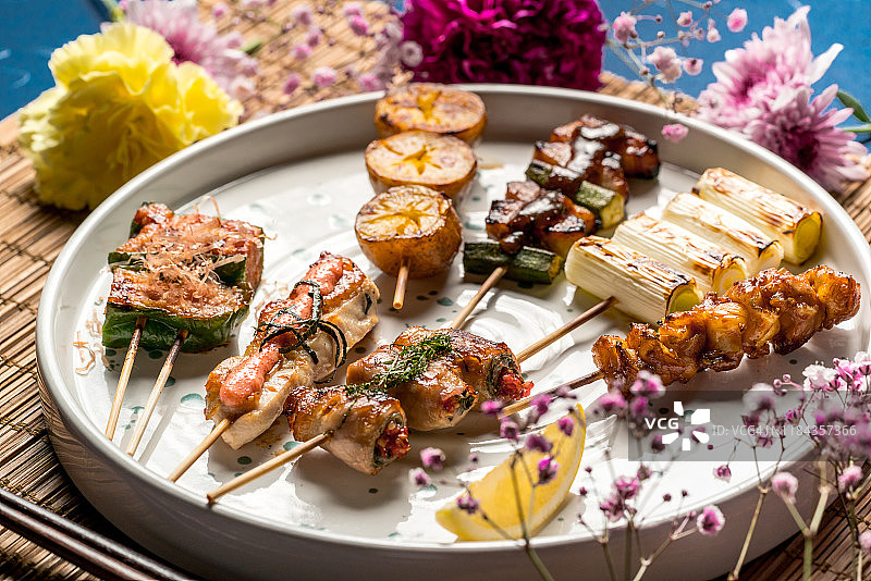 日式烤鸡肉串拼盘图片素材