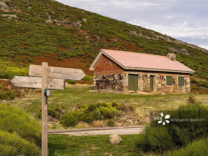 位于洪都拉斯山港的公共避难所，秋季有木制标牌图片素材