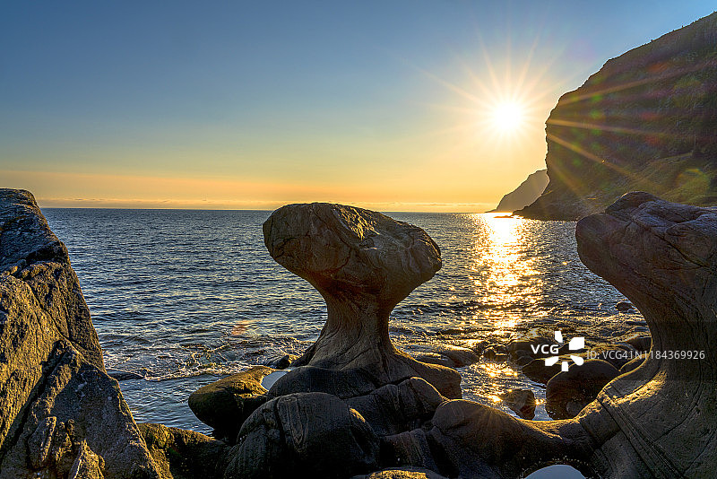 挪威瓦格岛坎内斯泰宁岩石上的日落图片素材