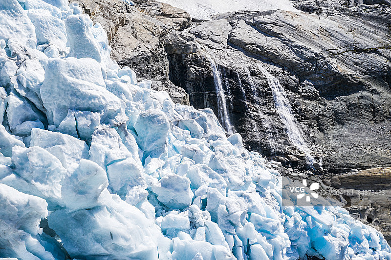 挪威Loen的布里克斯达尔斯布林冰川和瀑布图片素材