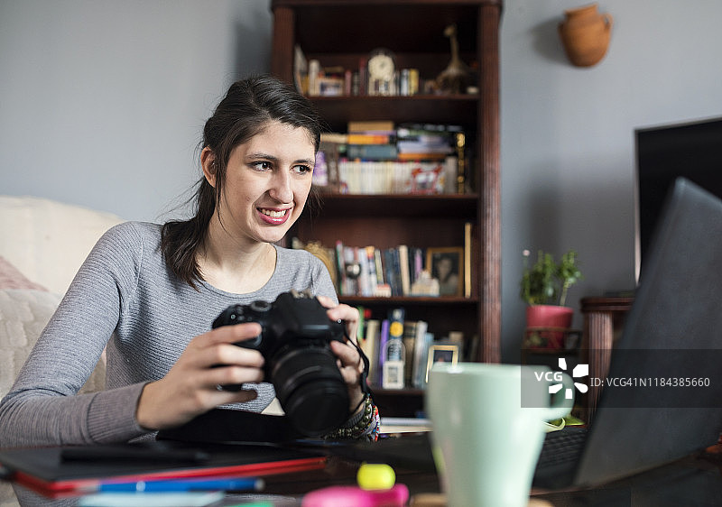 在家工作的年轻女设计师图片素材