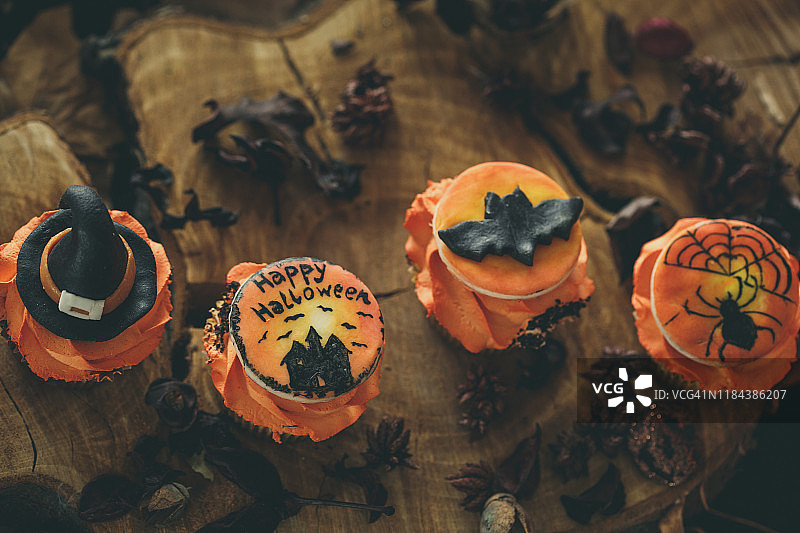 美味的万圣节纸杯蛋糕图片素材