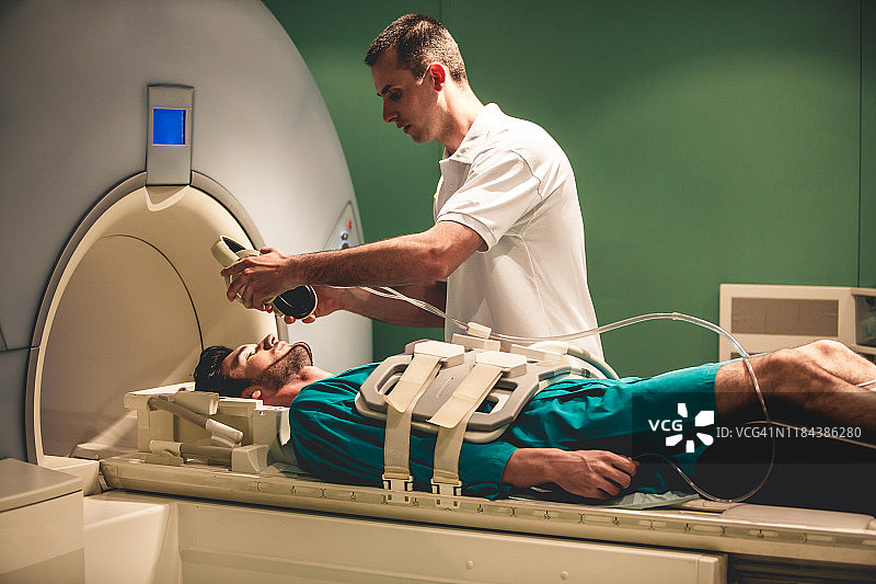 技师准备MRI扫描图片素材