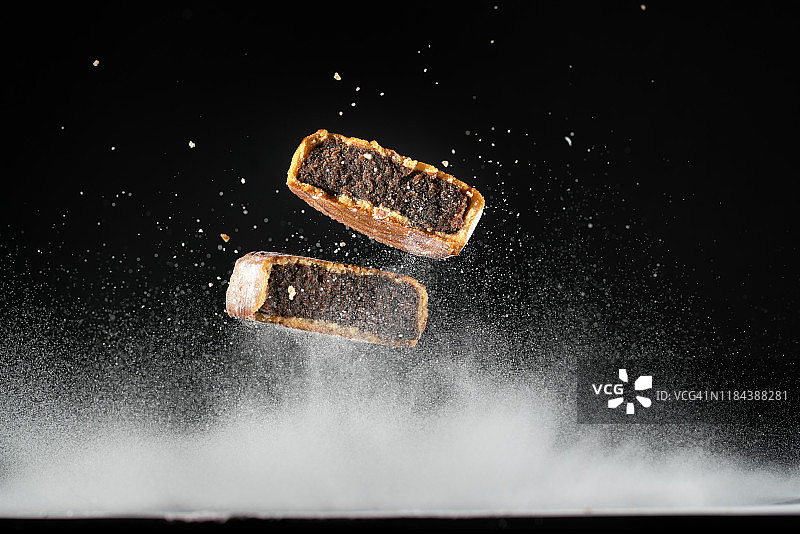 高速摄影的空中月饼图片素材