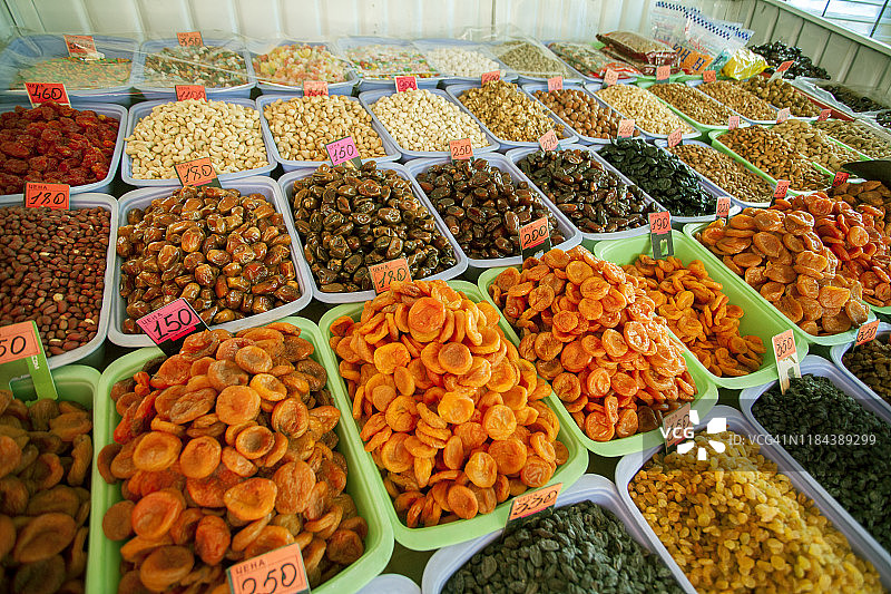 当地市场中装满杏干、葡萄干和水果的容器特写图片素材