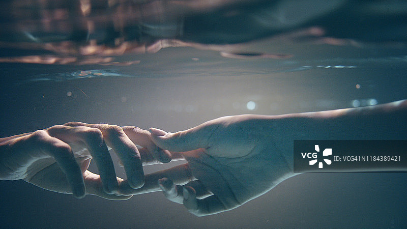 害羞，感性的触碰。水下浪漫图片素材