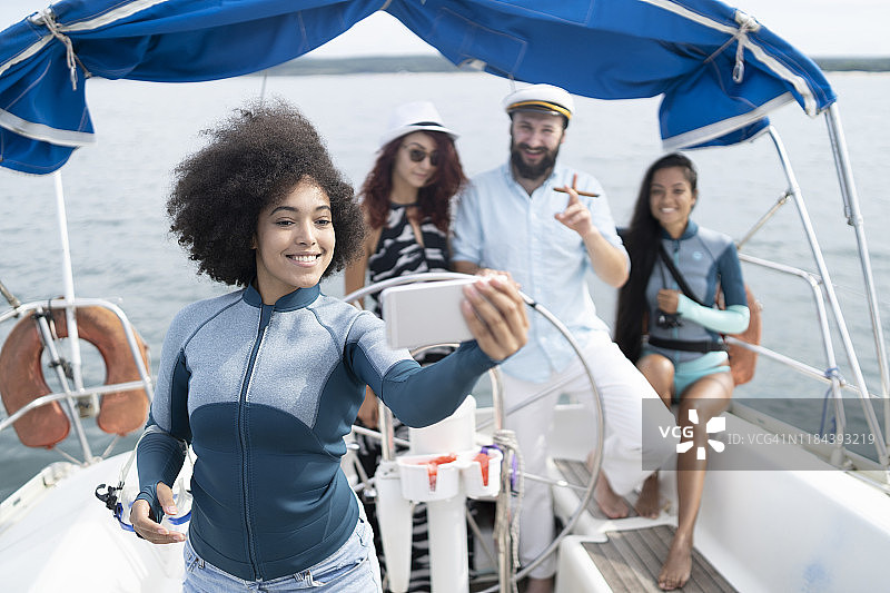 水肺潜水员在游艇上自拍图片素材