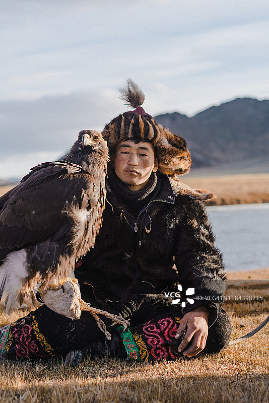 蒙古国河流附近的猎鹰人肖像图片素材