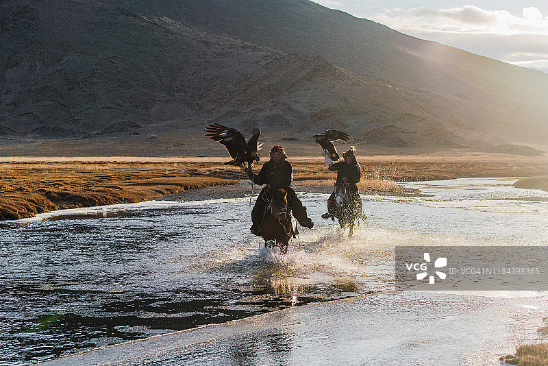蒙古河流附近的两位猎鹰人肖像图片素材