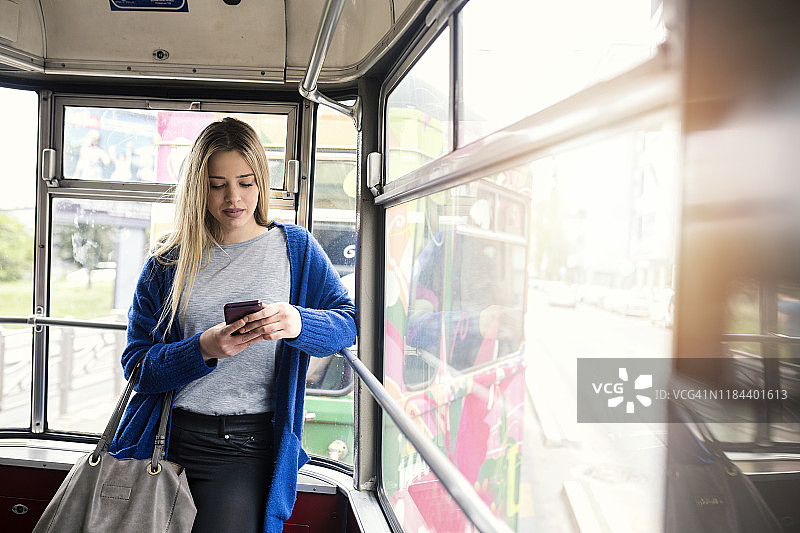 乘坐公共交通工具的年轻女人图片素材