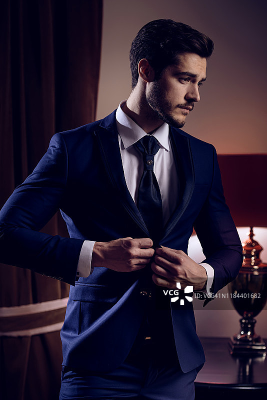 穿着讲究的男人图片素材