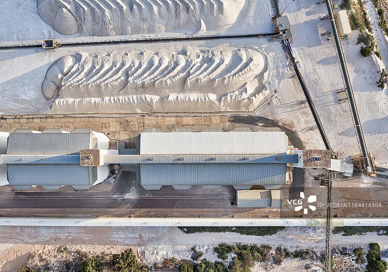 南澳大利亚瑟文纳德的谷物筒仓和石膏堆航拍，准备出口图片素材