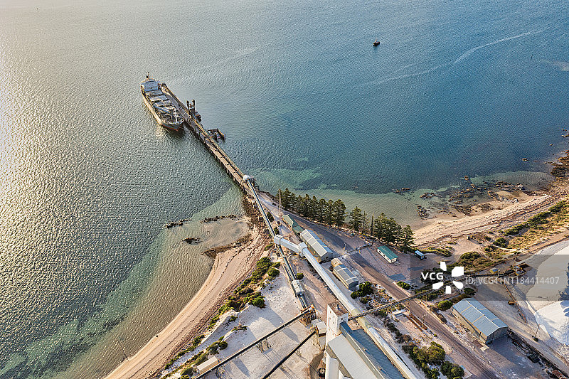 南澳大利亚瑟文纳德码头谷仓和盐堆鸟瞰，停靠船只等待装载图片素材