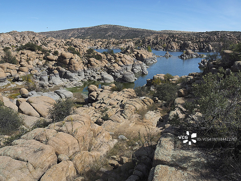 亚利桑那州普雷斯科特沃森湖水库的花岗岩峡谷景色图片素材