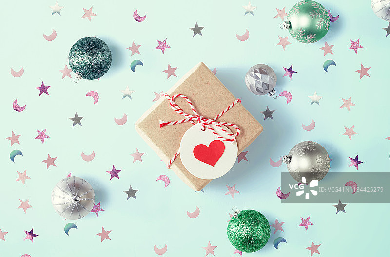 带装饰球的圣诞礼品盒图片素材