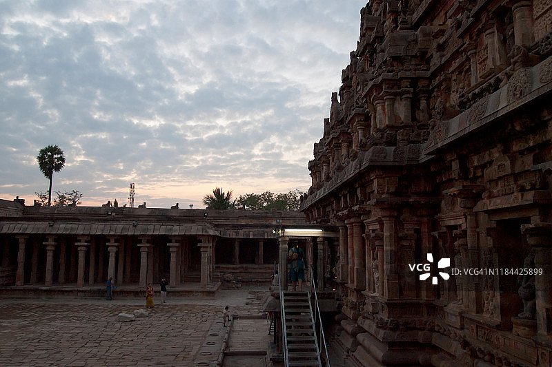 夜晚的艾拉瓦捷斯瓦拉神庙，古泰米尔之魂，印度图片素材