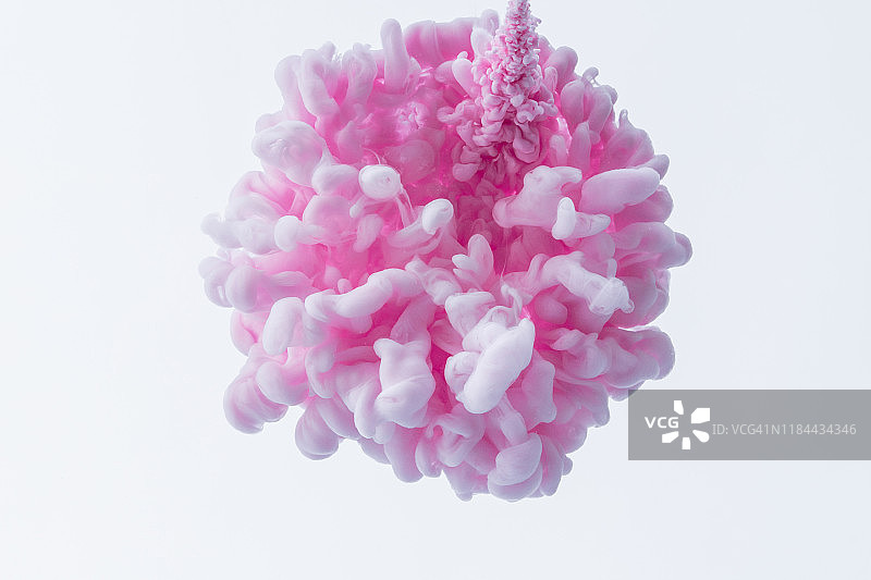 水中彩色墨水漩涡：白色背景上柔滑的墨水云图片素材