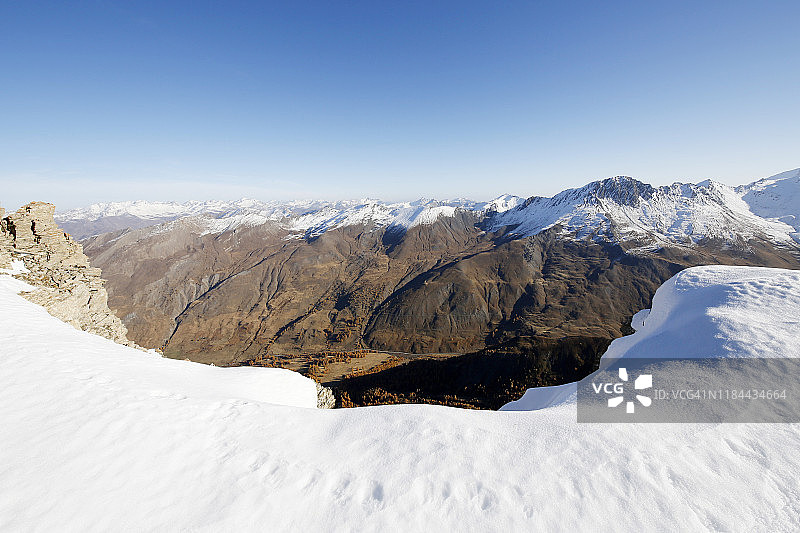 从法国阿尔卑斯山的Chateaurenard峰看到的景色图片素材