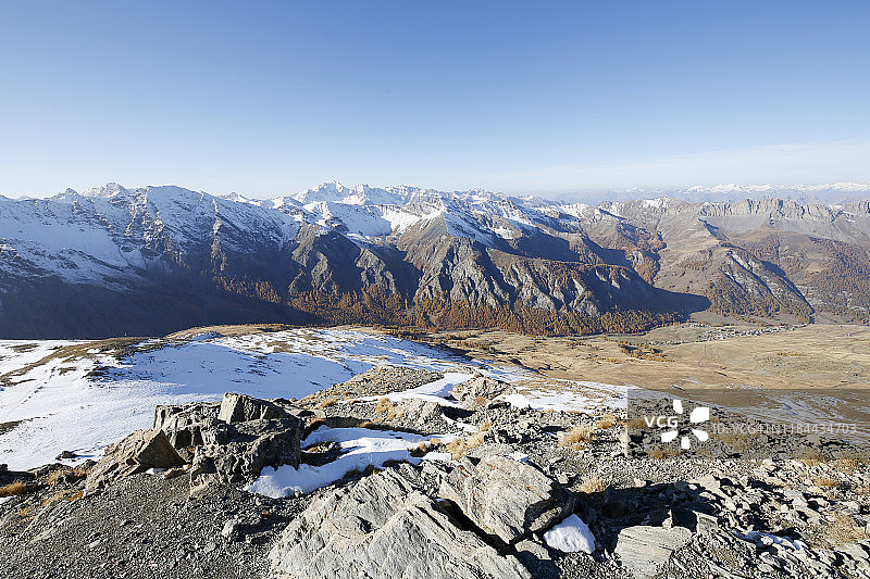 从法国阿尔卑斯山的Chateaurenard峰看到的景色图片素材