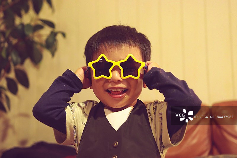戴眼镜的可爱亚洲男孩图片素材