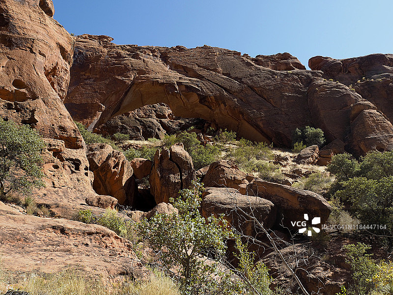 约翰逊峡谷步道上的天然拱门，犹他州雪峡谷州立公园图片素材