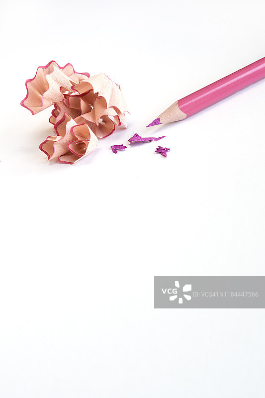 白色背景上带卷笔刀的粉色铅笔图片素材
