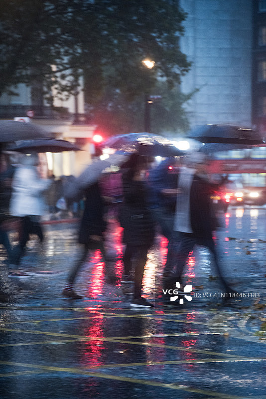 雨中汽车尾灯和行人图片素材