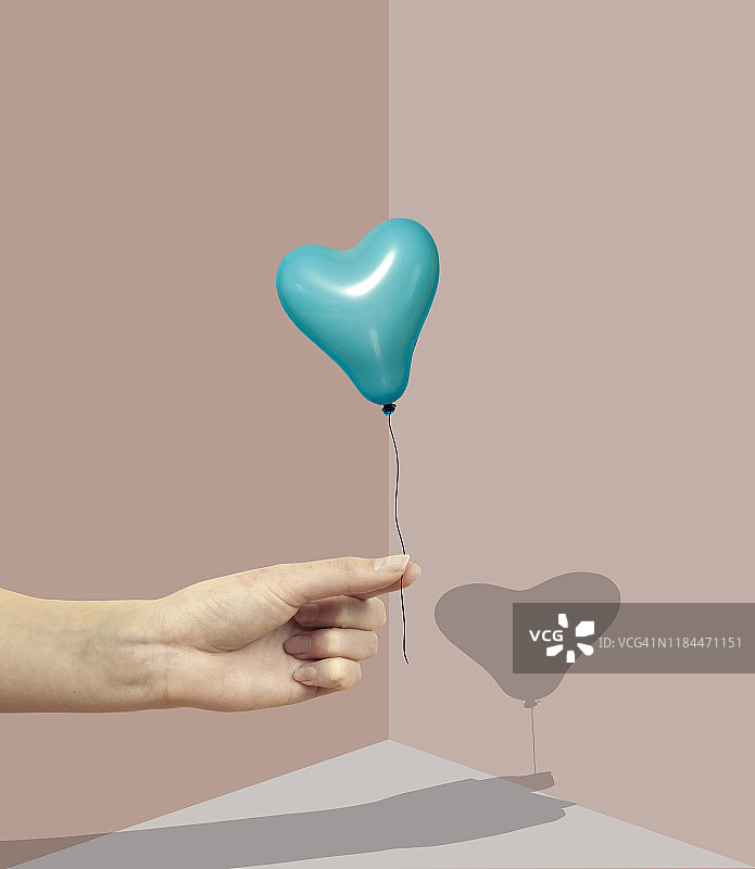 手握心形气球图片素材